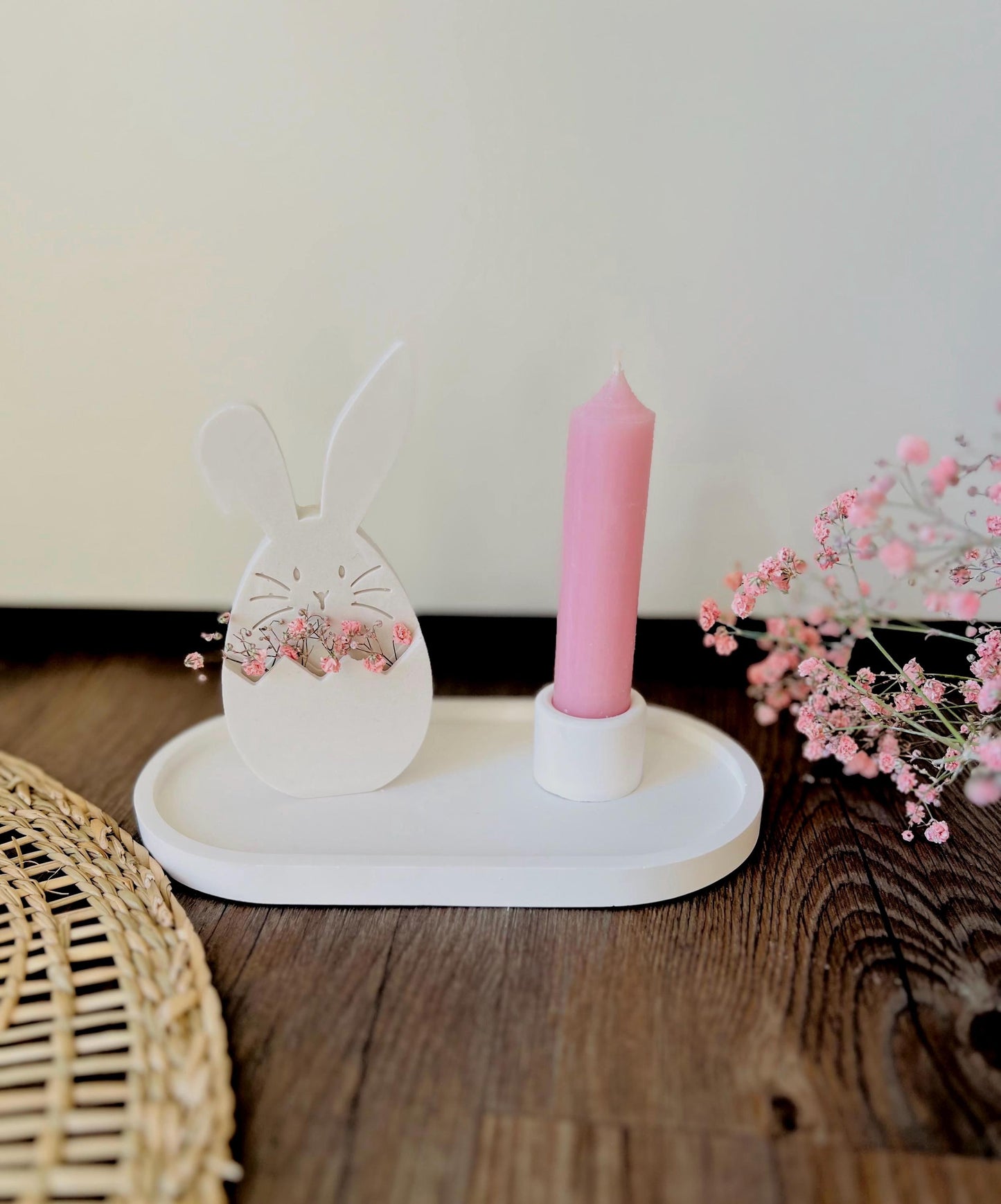 Frühlingszauber: Handgegossener Osterhase auf Tablett mit Trockenblumen & Stabkerze