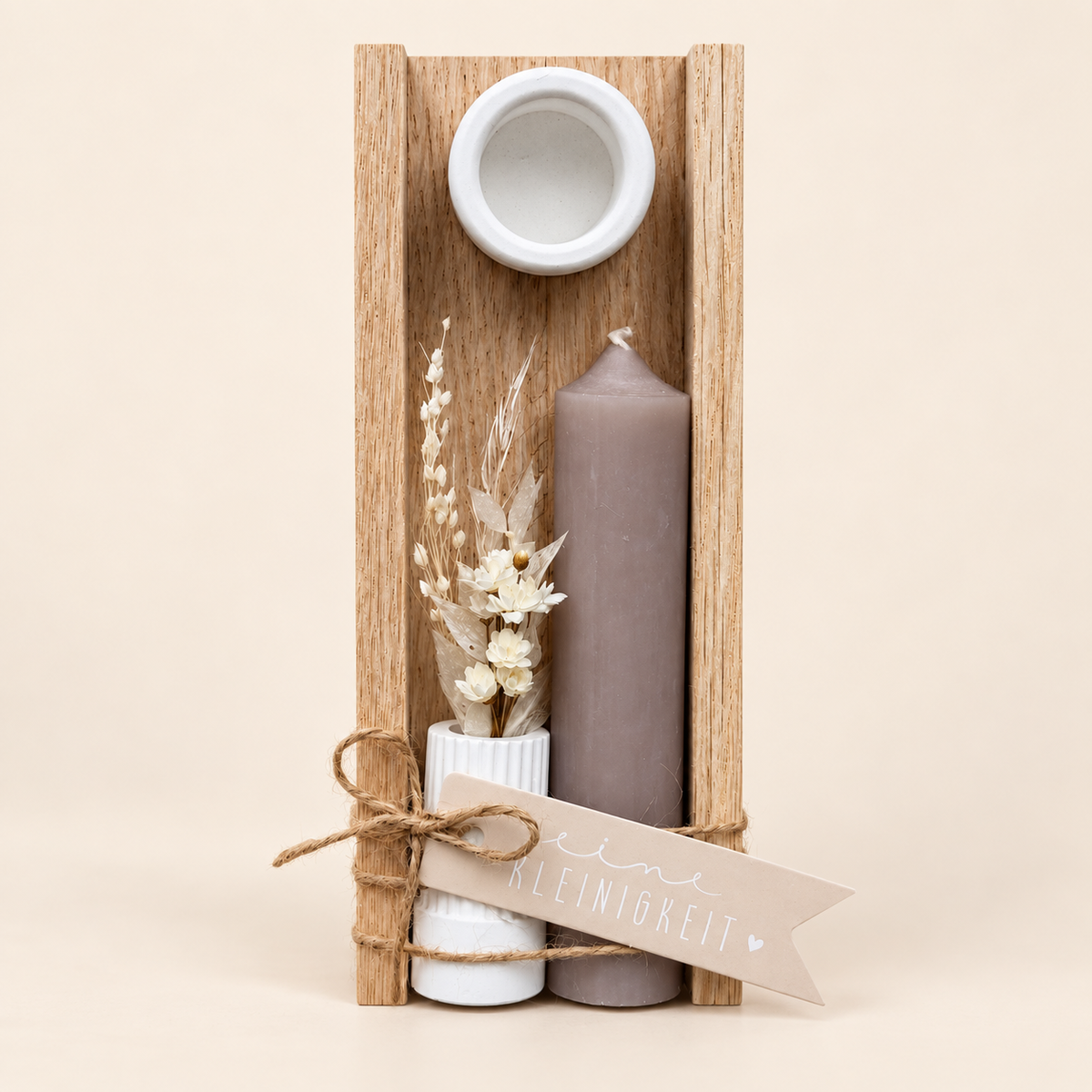 Kleine Aufmerksamkeit mit Kerze und Trockenblumen