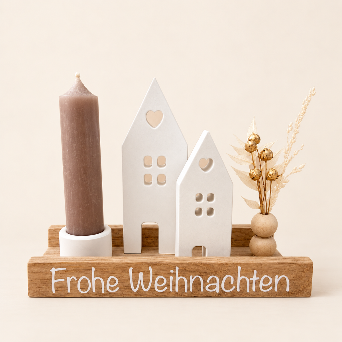 Minimalistische Weihnachtsdeko mit Häusern, Kerze & Trockenblumen