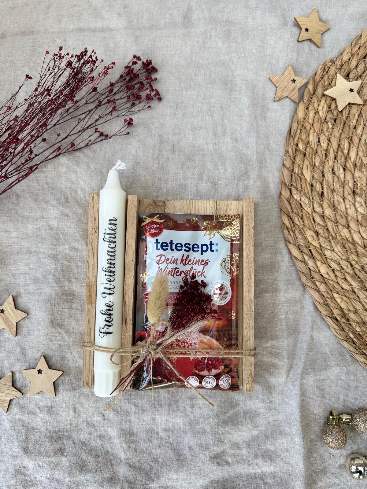 Weihnachts-Geschenkset mit Spruchkerze, Badesalz und roten Trockenblumen