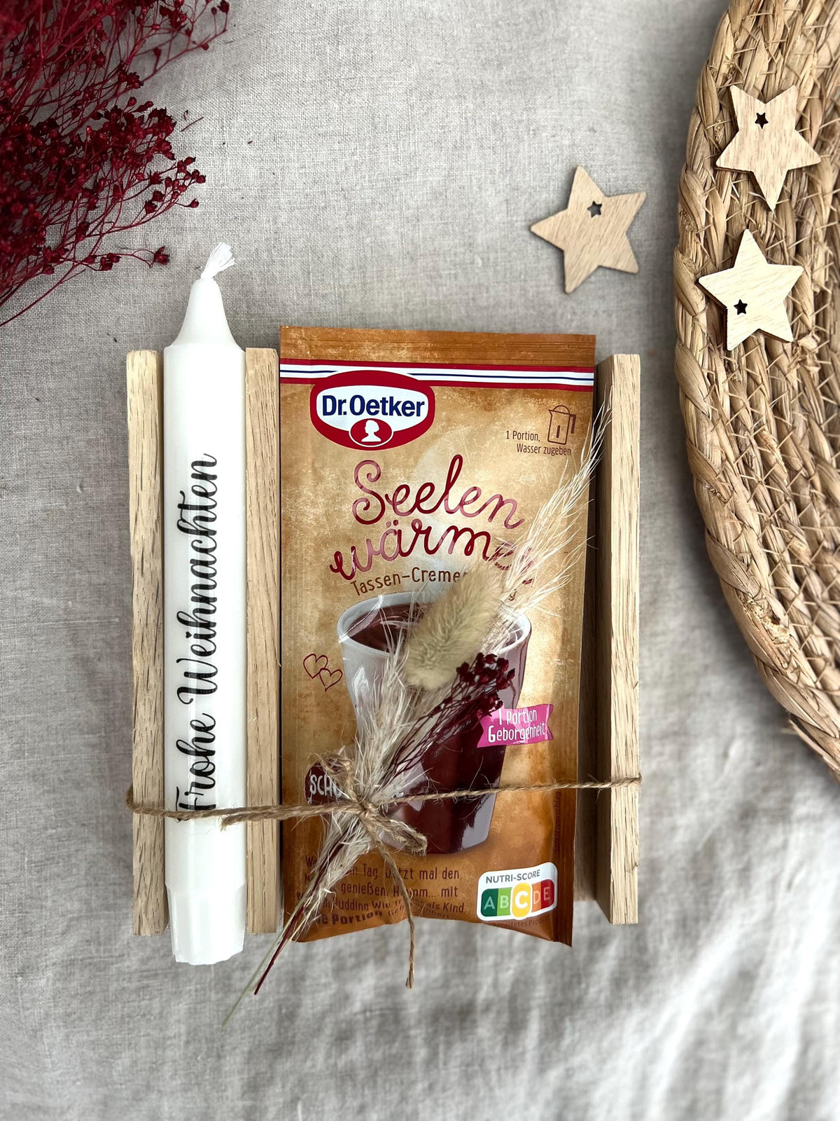 Weihnachtsgeschenk mit Kerze Frohe Weihnachten und Tassen-Creme