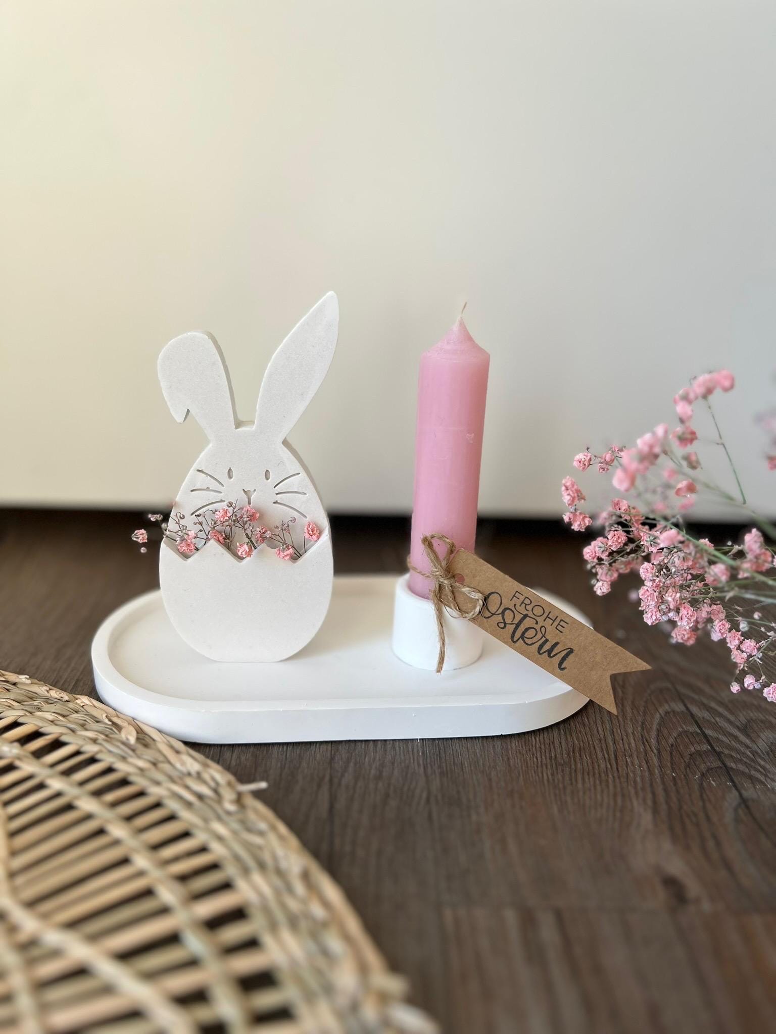Frühlingszauber: Handgegossener Osterhase auf Tablett mit Trockenblumen & Stabkerze