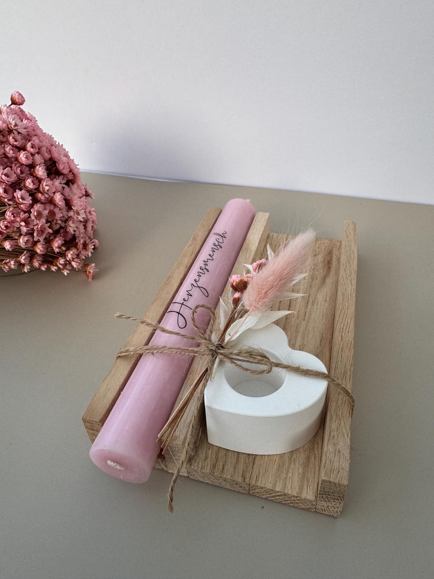 Kerze mit Herz – Handgemachtes Kerzengeschenk aus Holz mit Trockenblumen – Geschenkidee für Geburtstag, Hochzeit, Valentinstag & mehr