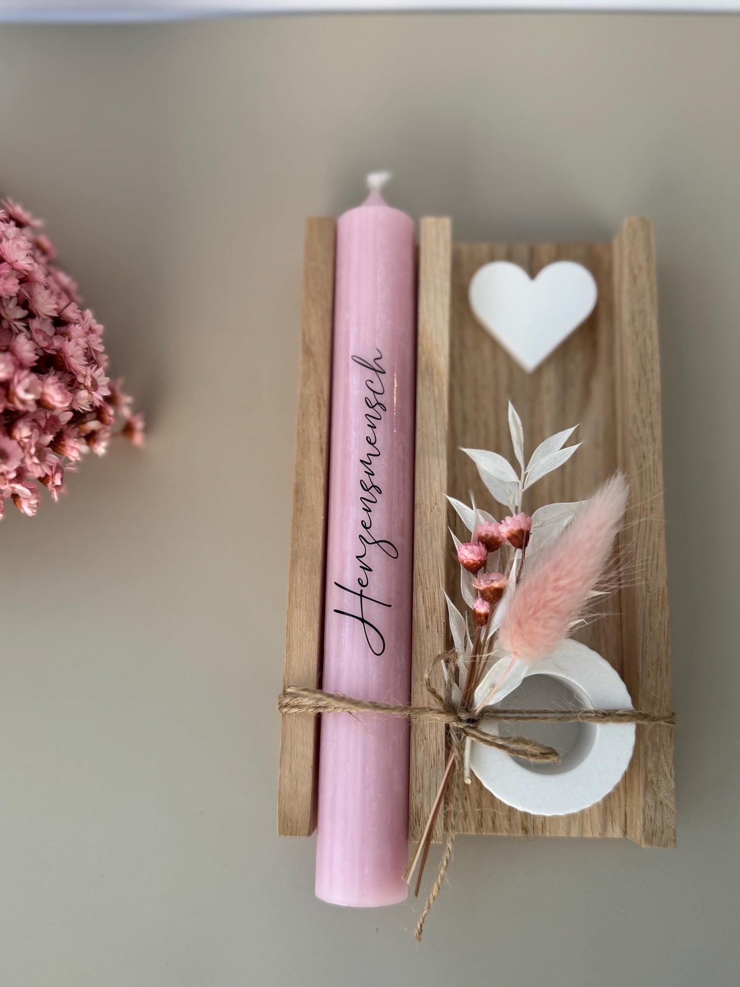 Kerze mit Herz – Handgemachtes Kerzengeschenk aus Holz mit Trockenblumen – Geschenkidee für Geburtstag, Hochzeit, Valentinstag & mehr