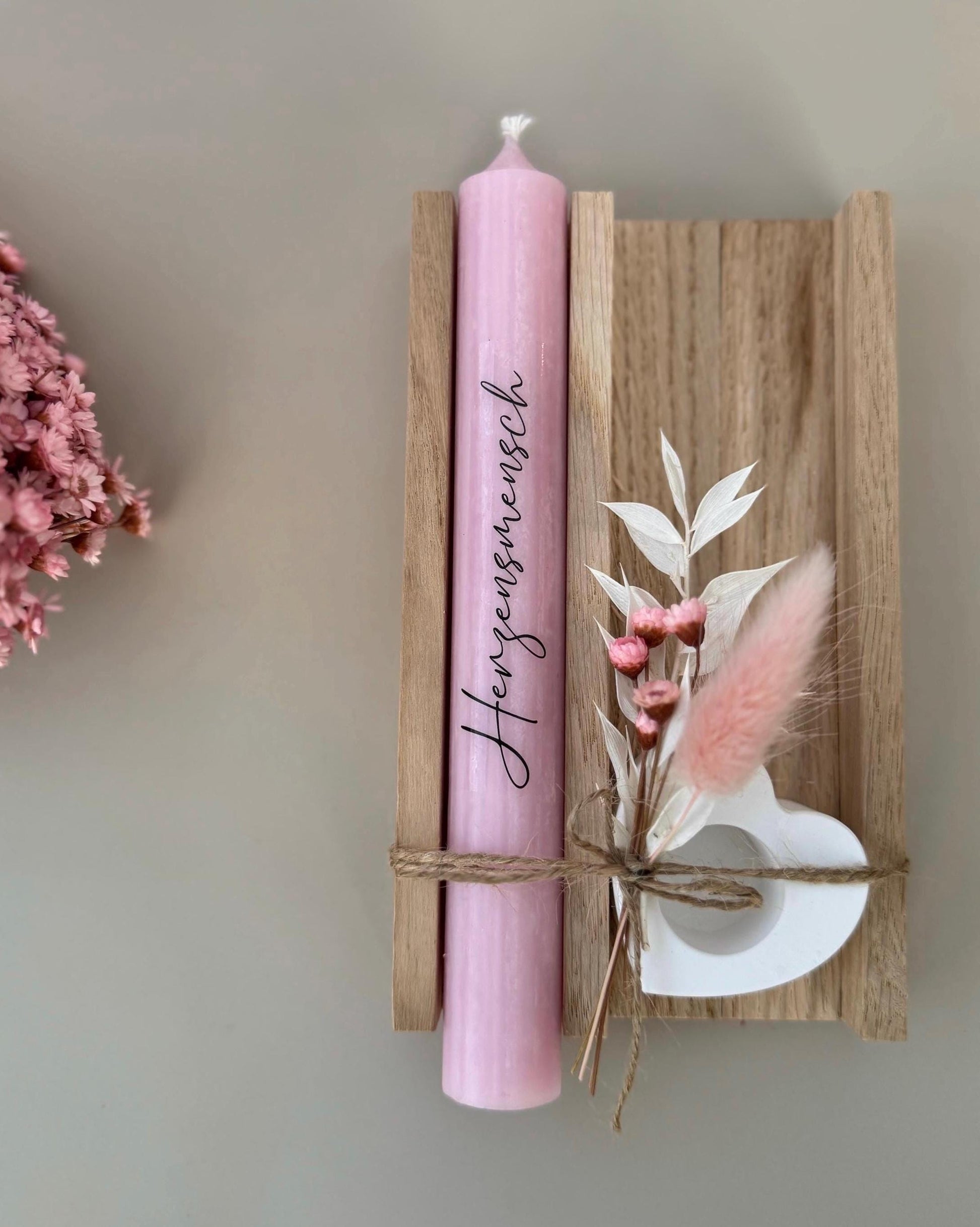 Kerze mit Herz – Handgemachtes Kerzengeschenk aus Holz mit Trockenblumen – Geschenkidee für Geburtstag, Hochzeit, Valentinstag & mehr