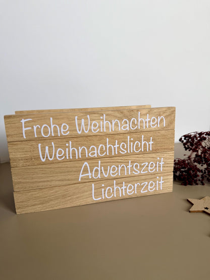 Eichenholzschilder mit den Weihnachtsschriftzügen Frohe Weihnachten, Weihnachtslicht, Adventszeit und Lichterzeit