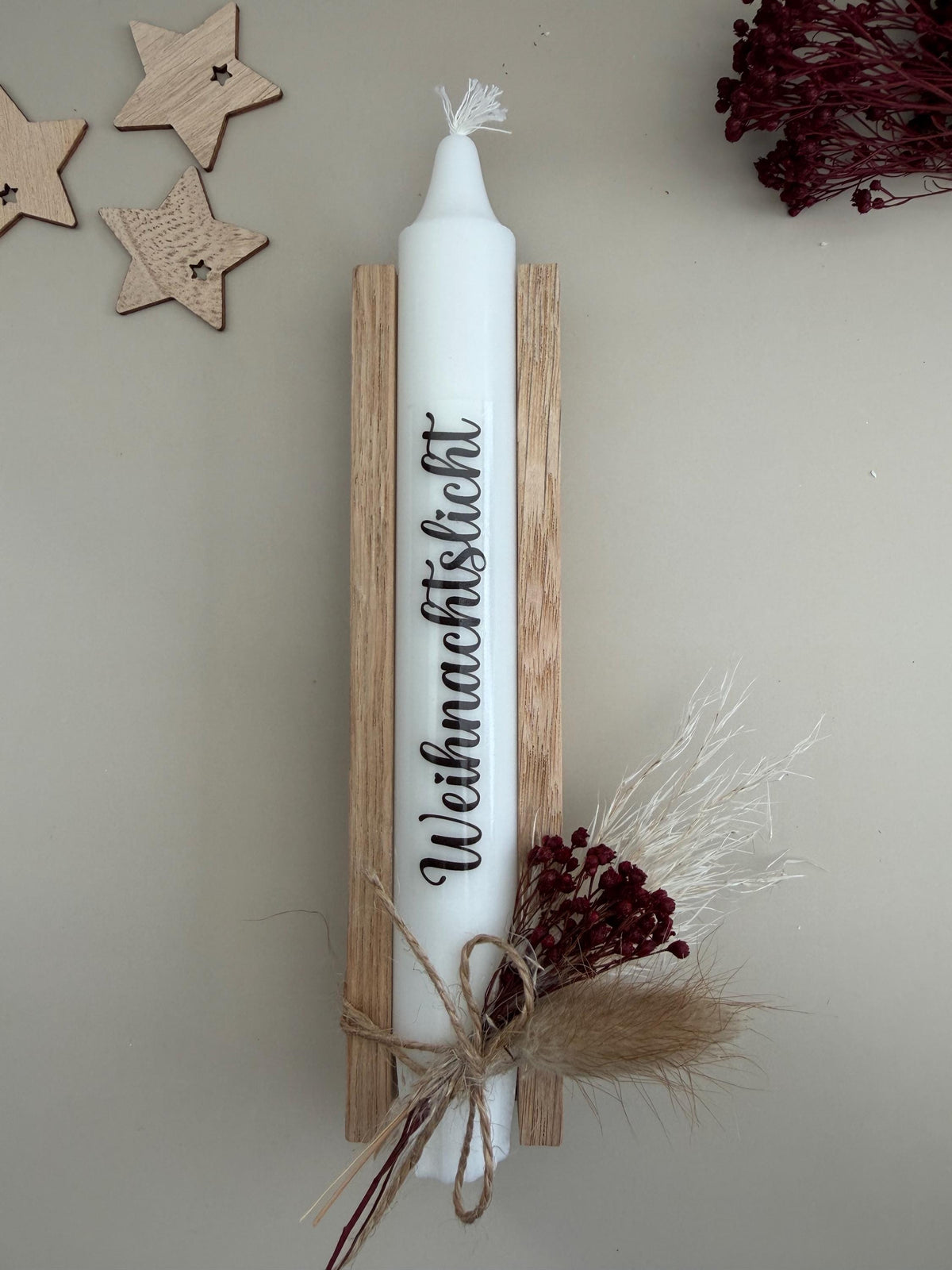 Kleines Wichtelgeschenk mit Kerze Weihnachtslicht und roten Trockenblumen
