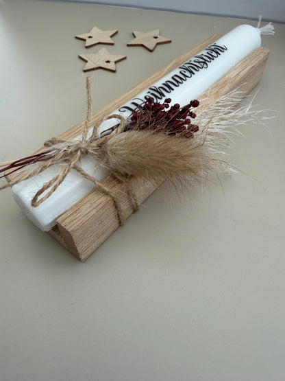 Detailansicht des Wichtelgeschenks mit Spruchkerze und Trockenblumen