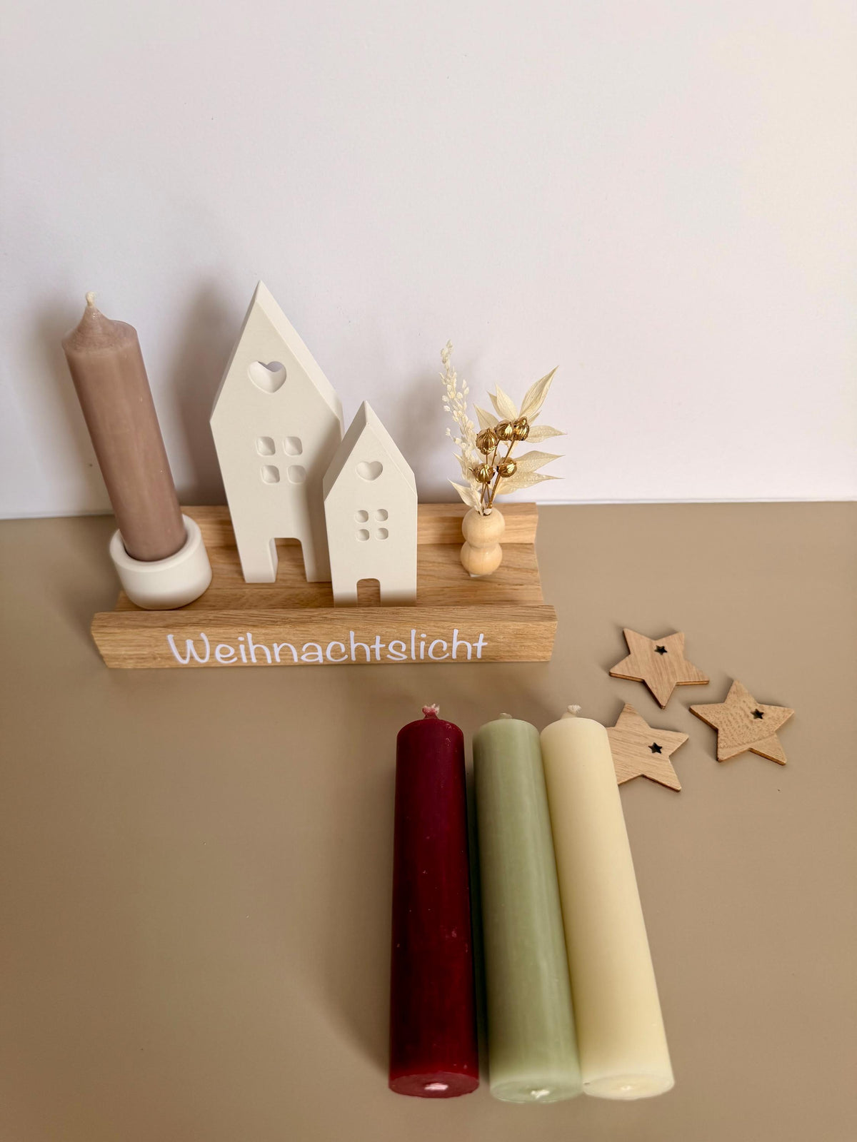 Weihnachtsdeko mit Kerzenfarben Rot, Grün, Elfenbein und Taupe