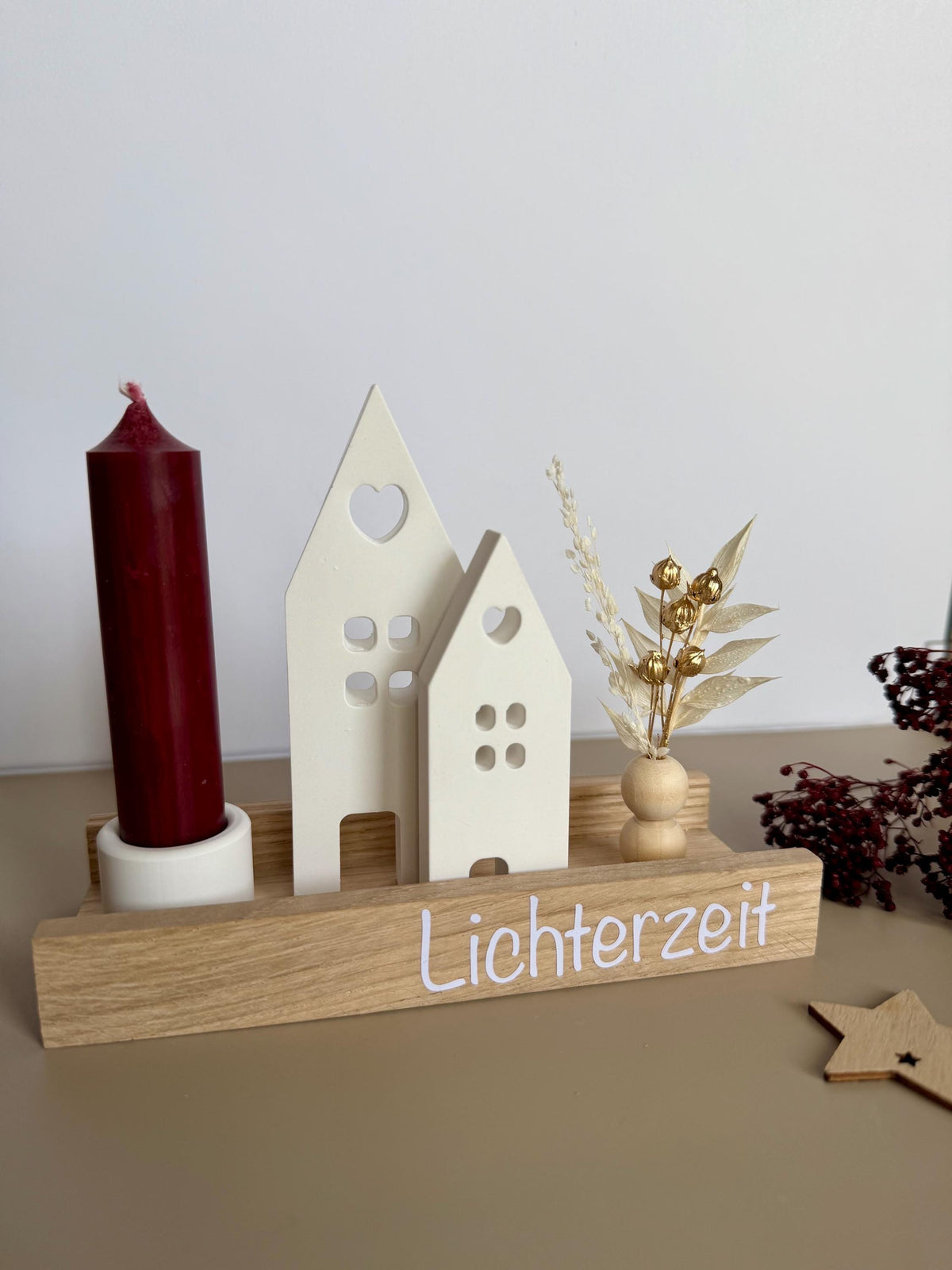 Weihnachtsdorf mit roter Kerze und Schriftzug Lichterzeit