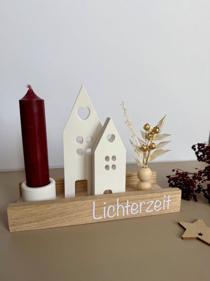 Weihnachtsdorf mit roter Kerze und Schriftzug Lichterzeit