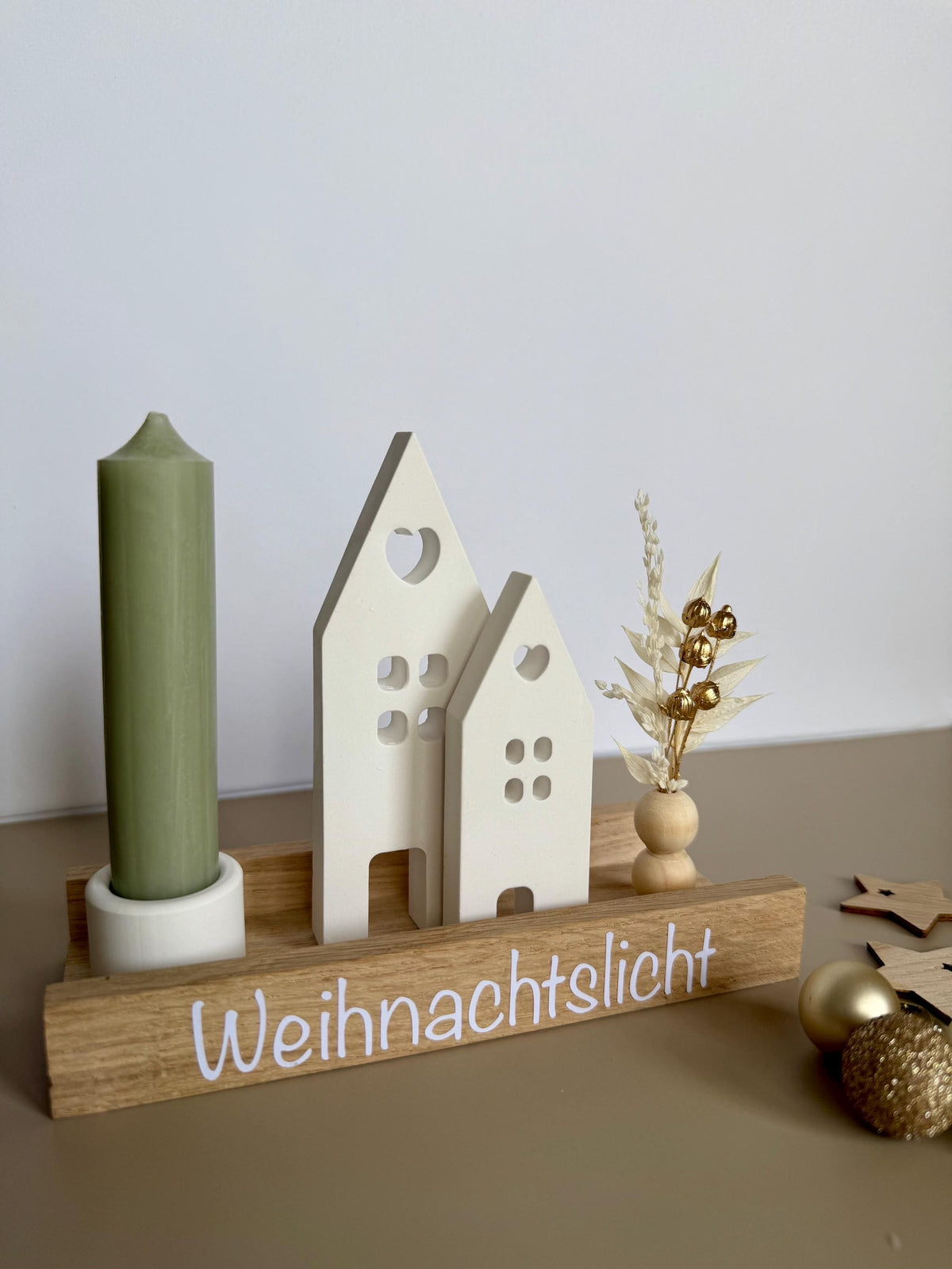Weihnachtsdorf aus Eichenholz mit grüner Kerze und Schriftzug Weihnachtslicht