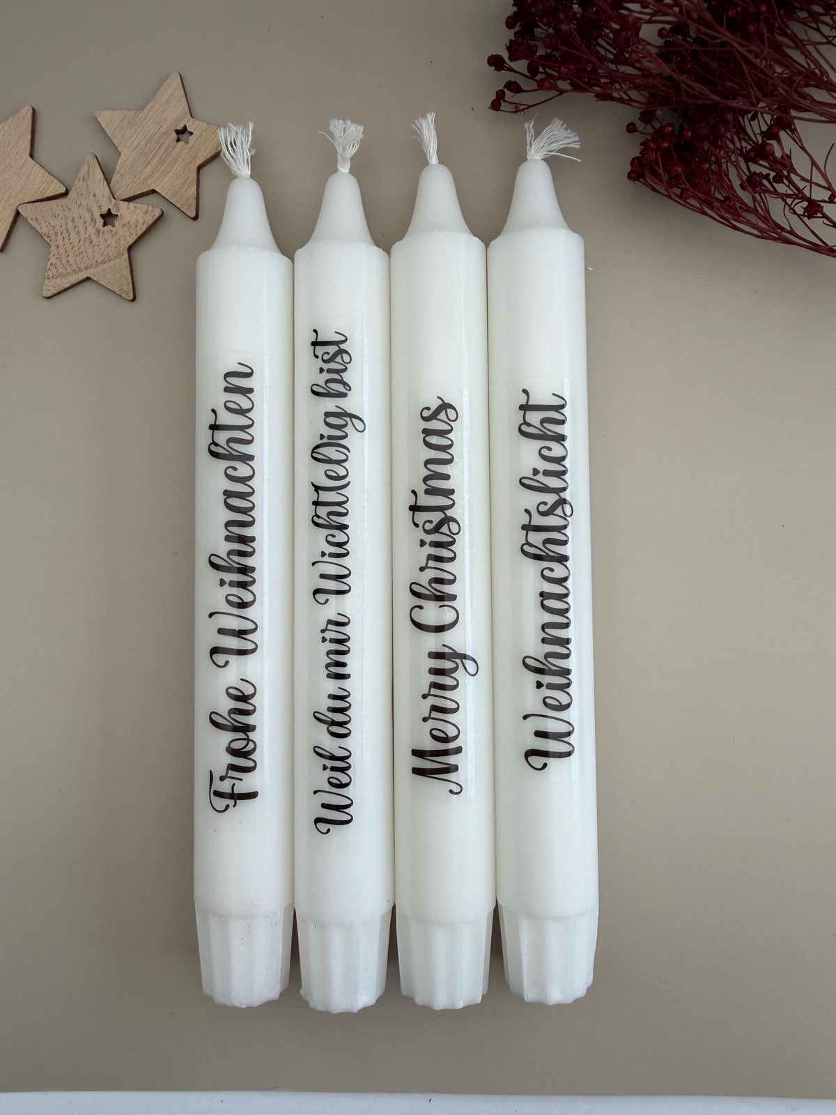 Auswahl weißer Weihnachtsspruchkerzen für das Wichtelgeschenk