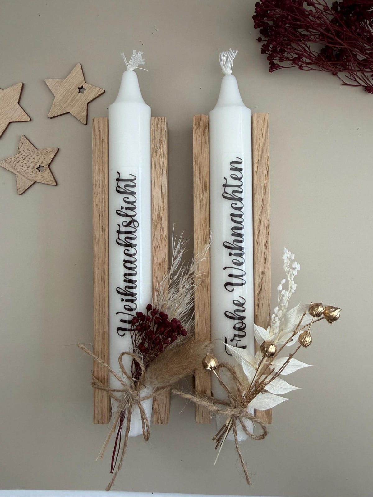 Zwei Wichtelgeschenke mit Weihnachtssprüchen und Trockenblumen