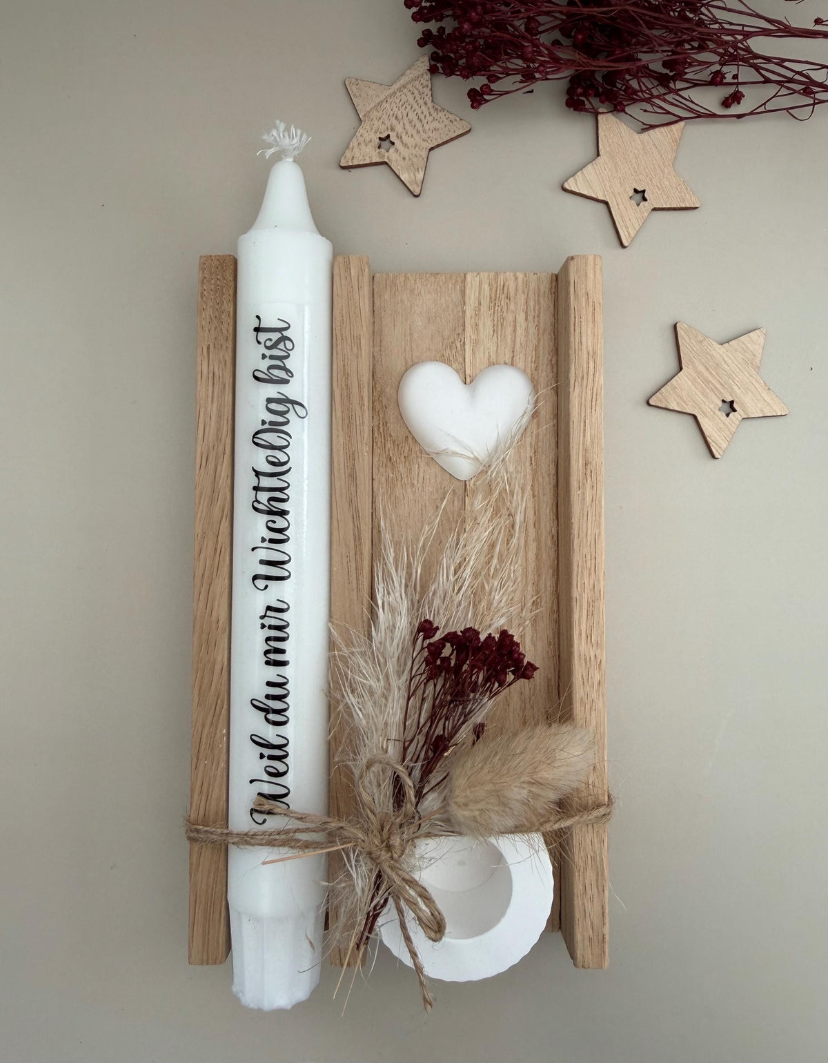 Weihnachtsgeschenk mit Kerze Weihnachtslicht, Herz und roten Trockenblumen