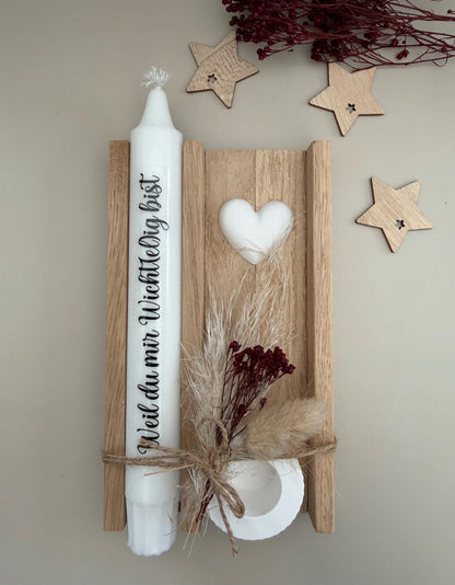 Weihnachtsgeschenk mit Kerze Weihnachtslicht, Herz und roten Trockenblumen