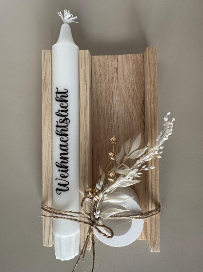 Weihnachtsgeschenk mit Kerze Weihnachtslicht und goldenen Trockenblumen