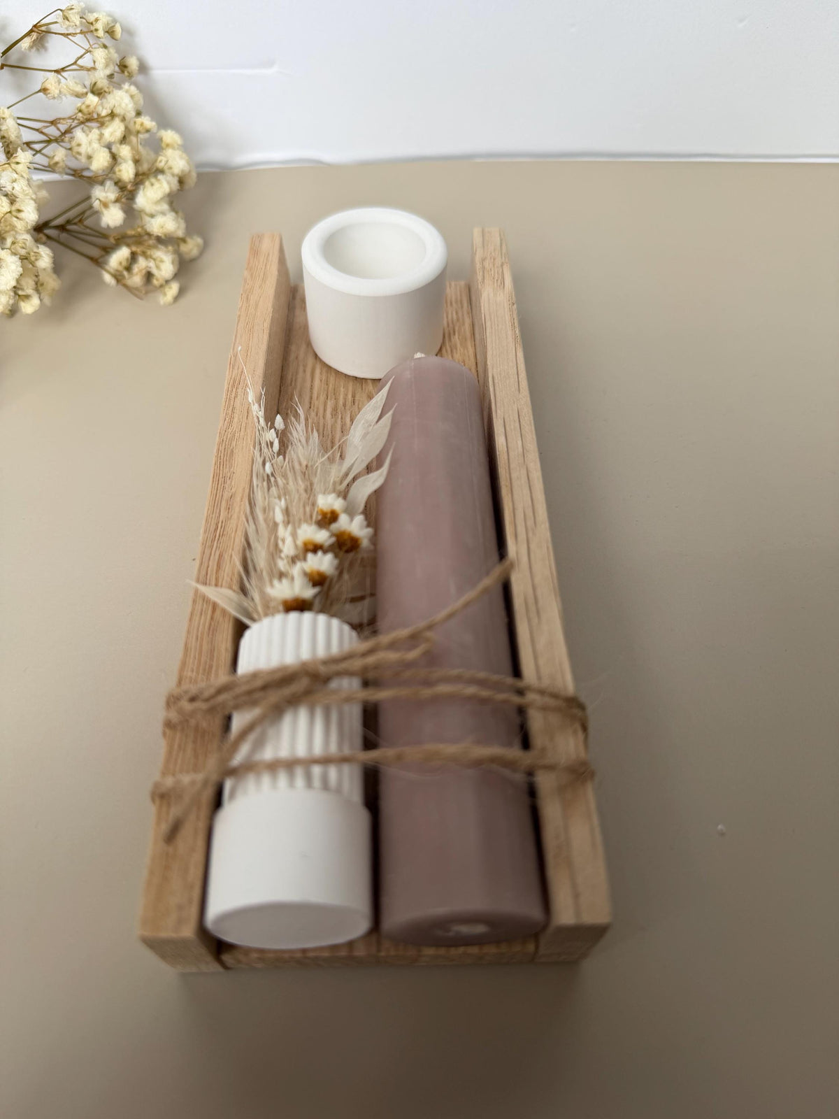 Kleine Aufmerksamkeit mit Kerze und Mini-Vase in der Draufsicht