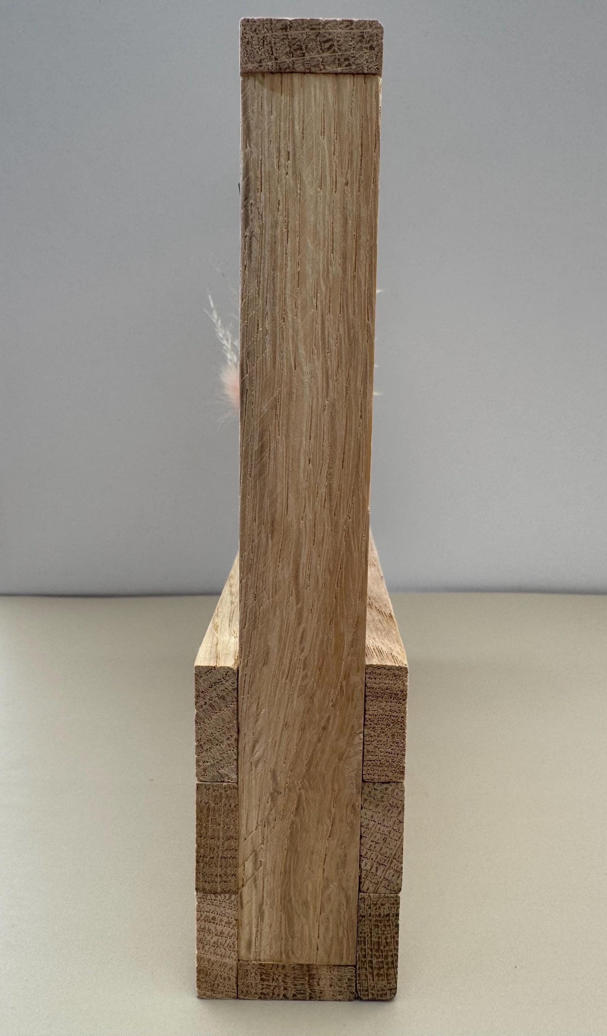 Seitenansicht des Eichenholzhalters für das Wellness-Geschenkset