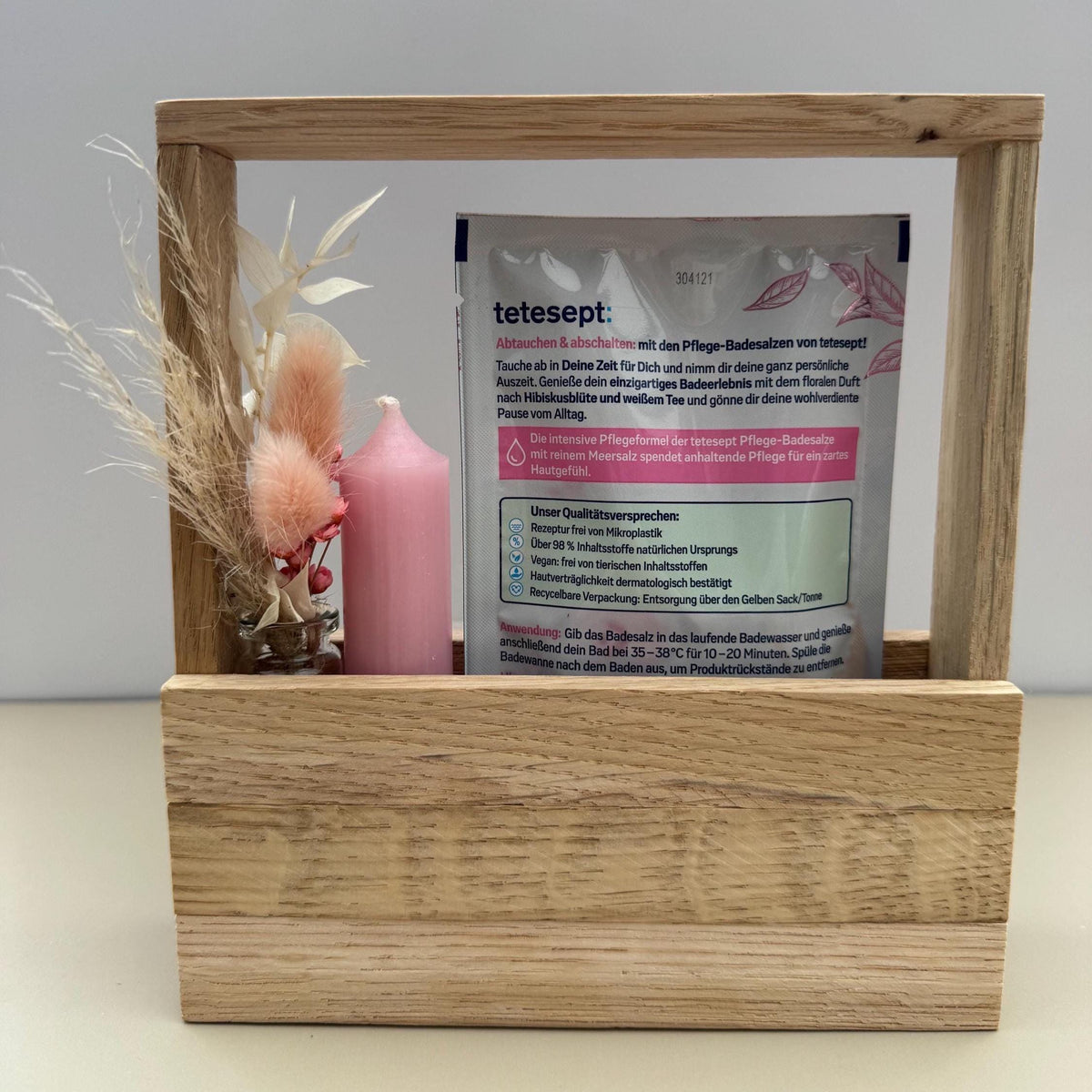 Rückansicht des Wellness-Geschenksets mit Badesalz und Eichenholzhalter