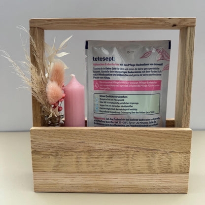 Rückansicht des Wellness-Geschenksets mit Badesalz und Eichenholzhalter