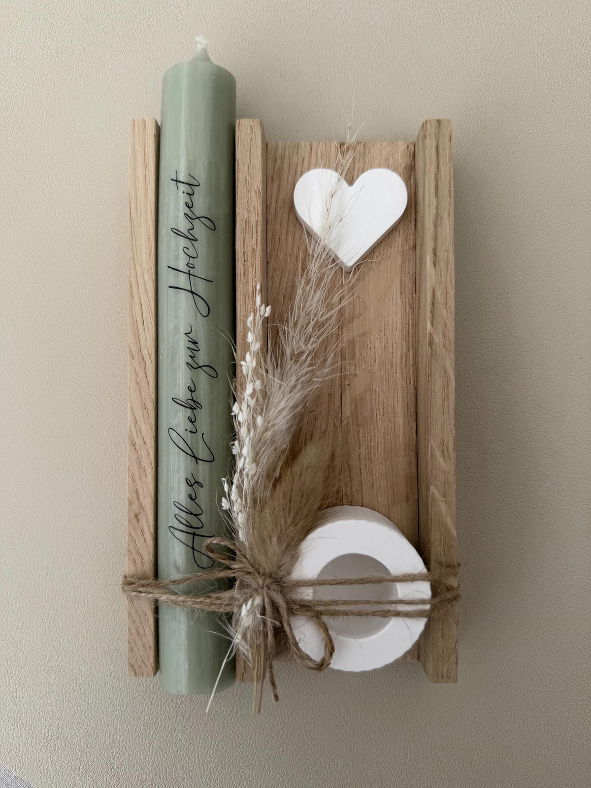 Hochzeitsgeschenk mit salbeigrüner Kerze und Eichenholzgestell