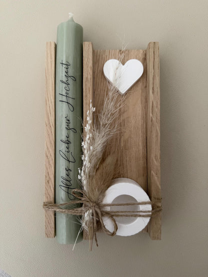 Hochzeitsgeschenk mit salbeigrüner Kerze und Eichenholzgestell