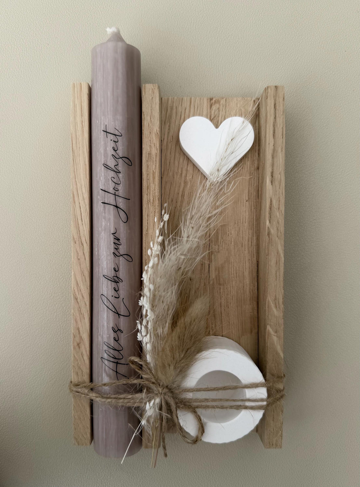Hochzeitsgeschenk mit taupefarbener Kerze und handgegossenem Herz