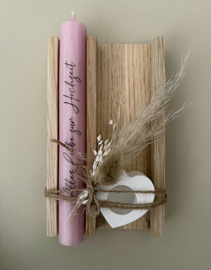 Hochzeitsgeschenk mit rosafarbener Kerze, Herz und Trockenblumen