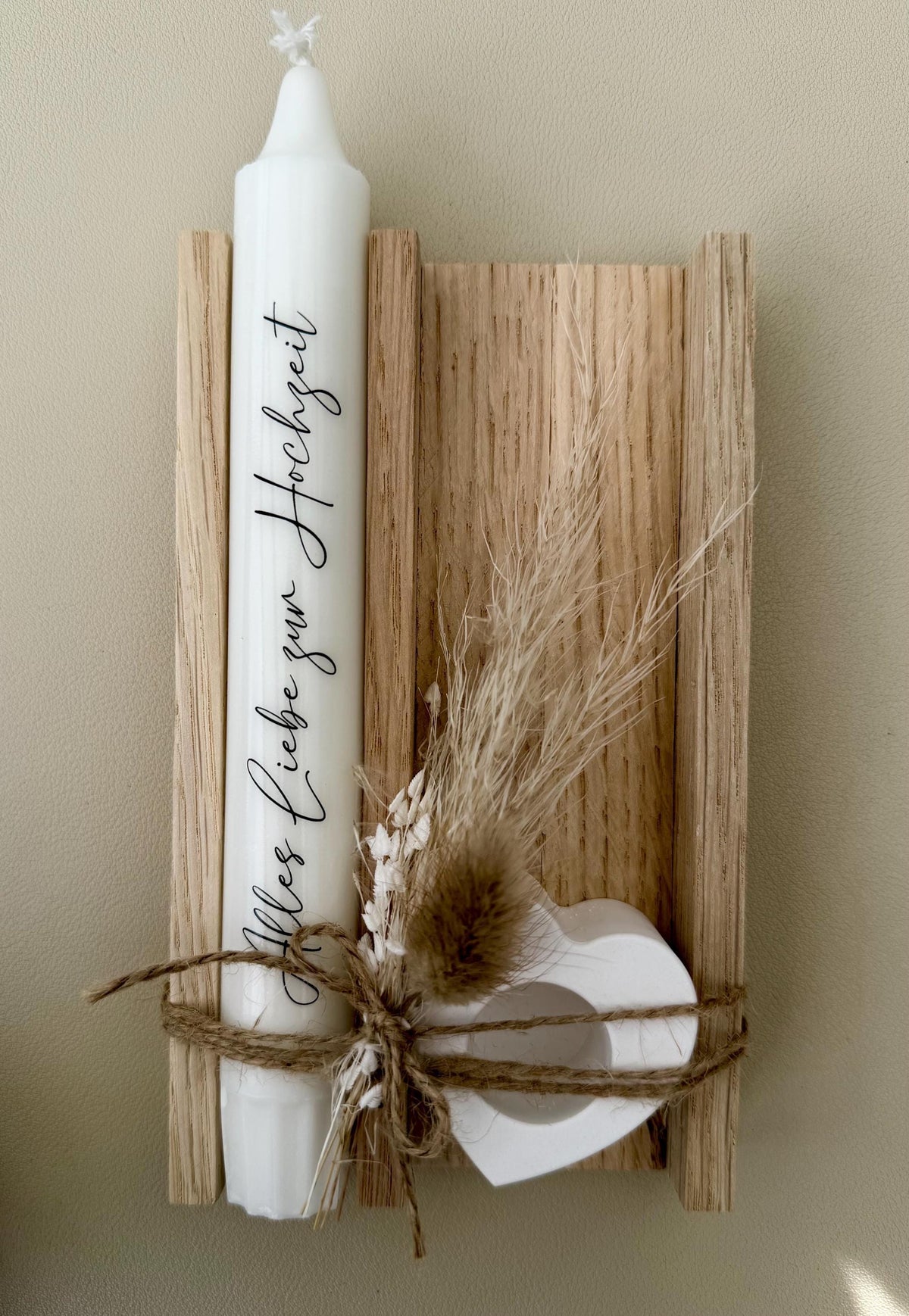 Hochzeitsgeschenk mit weißer Spruchkerze und rundem Kerzenhalter