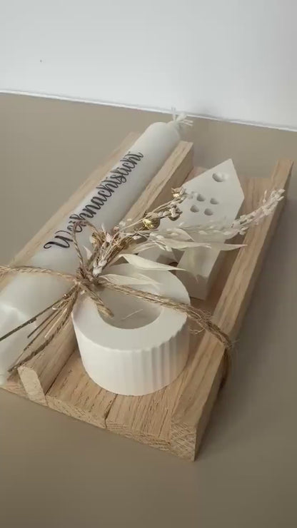 Kleines Weihnachtsgeschenk mit Kerze und Trockenblumen