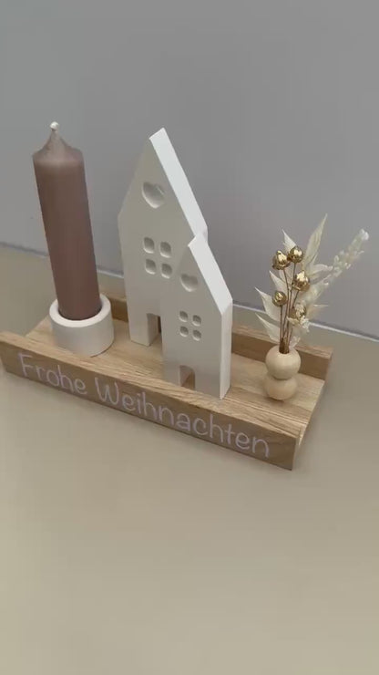 Minimalistische Weihnachtsdeko mit Häusern, Kerze & Trockenblumen